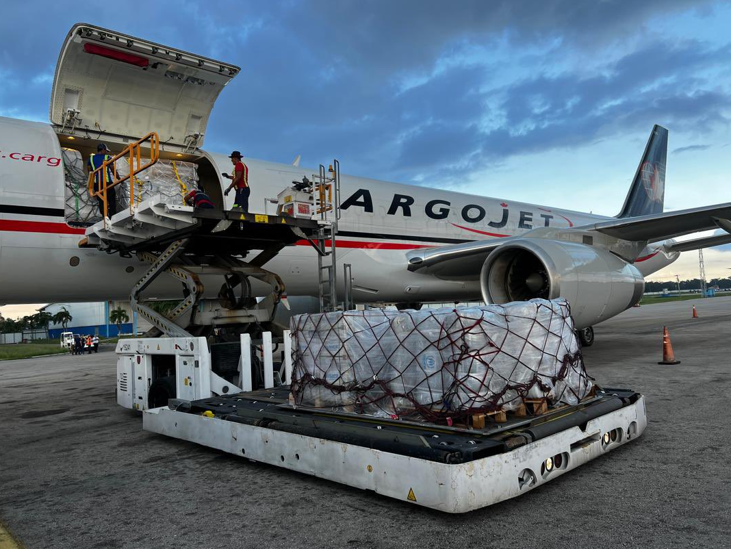 Llegada de uno de los aviones del puente aéreo con suministros para las comunidades afectadas por el #HuracanOscar. Foto: Unión Europea en Cuba