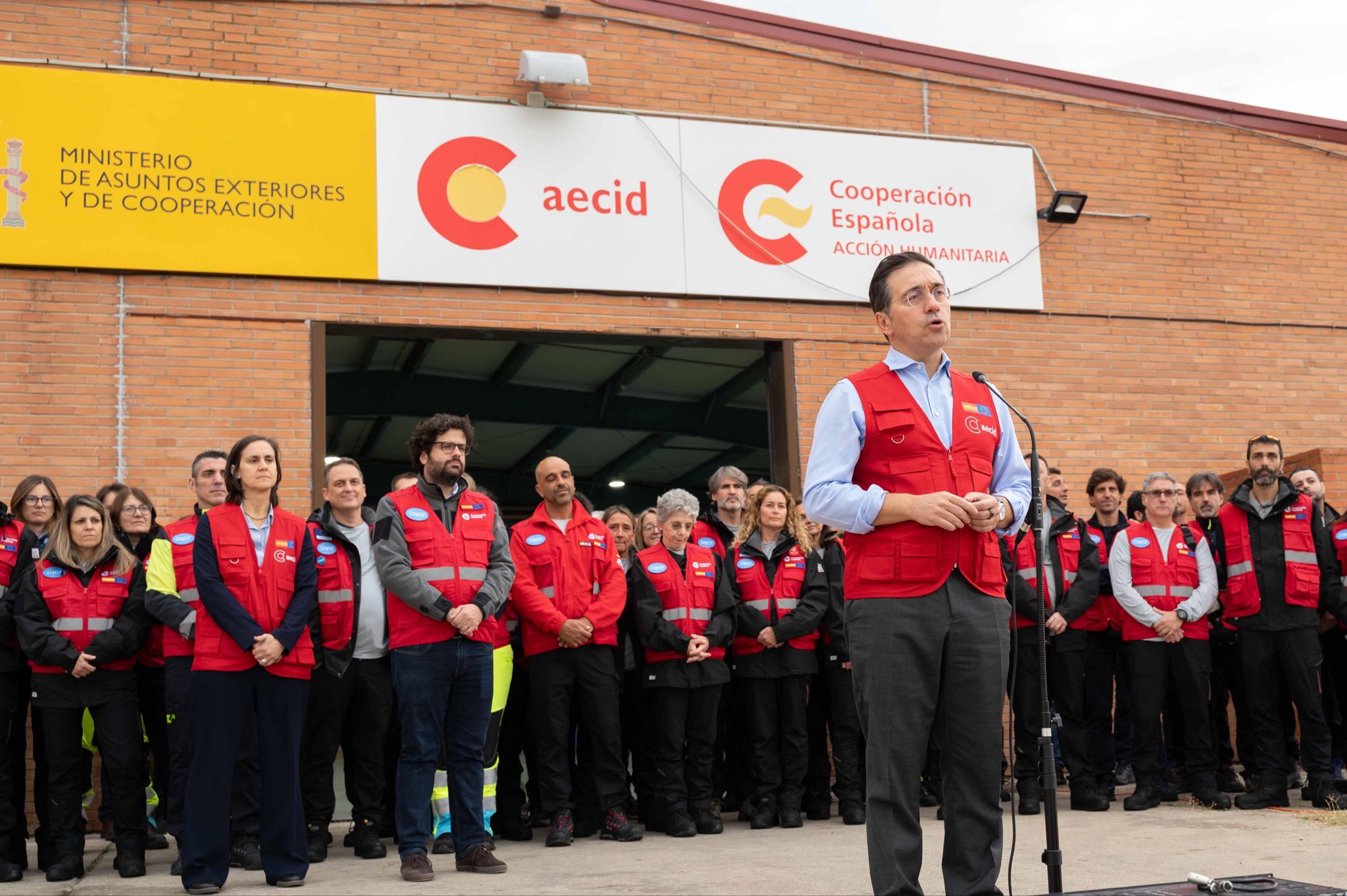 Albares agradece su labor a los voluntarios que atenderán el hospital de emergencias START en Jamaica
