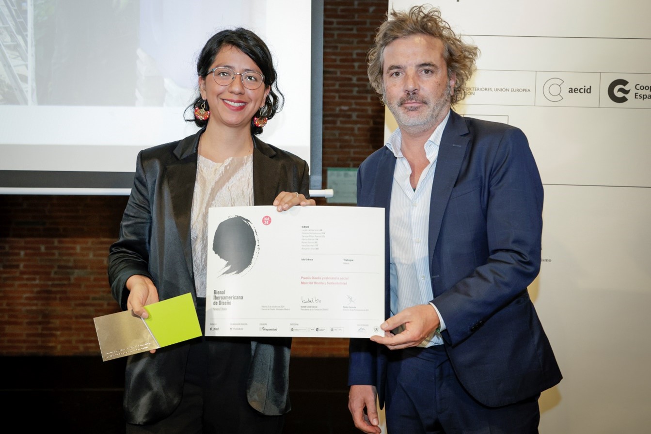 Foto: La directora de Investigación y Desarrollo de Isla Urbana, Mariana Balderas Marañón, y el director de Relaciones Culturales y Científicas de la AECID, Santiago Herrero, durante la entrega del Premio Diseño a la relevancia social de la BID24 | Autoría: Estudio Bajo El Azur