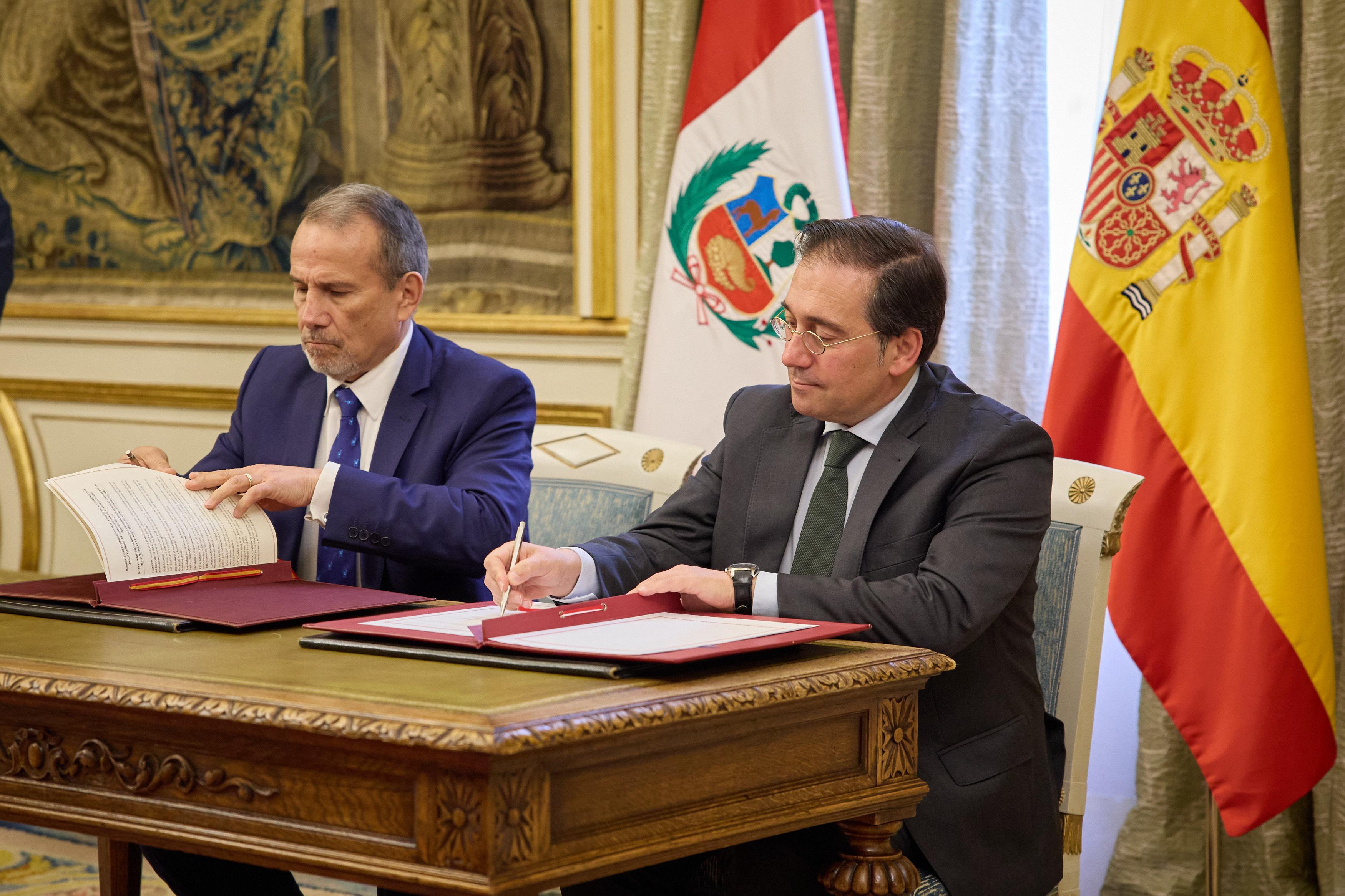 El ministro de Asuntos Exteriores, Unión Europea y Cooperación, José Manuel Albares y el ministro de Asuntos Exteriores del Perú, Elmer Schialer durante la firma del nuevo Marco de Asociación País España-Perú 2024-2027