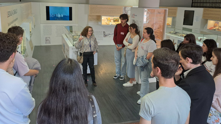 Araceli García con los alumnos de la visita.