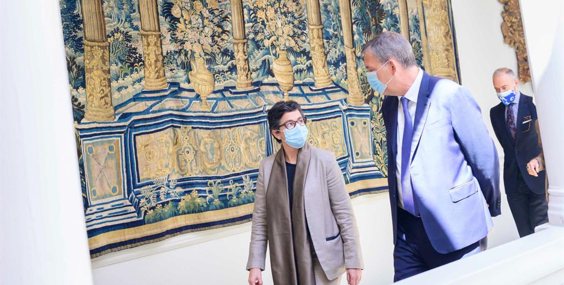 La Ministra González Laya subraya al Comisionado Lazzarini el compromiso de España con la labor humanitaria que está llevando a