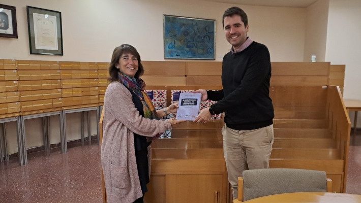 D. Hernández con su publicación más reciente, junto a L. Mora, responsable de la Biblioteca Islámica (AECID)