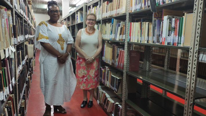 Pilar Gorbeña con Araceli García, directora de la Biblioteca AECID