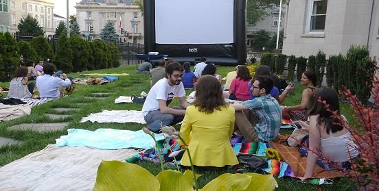 Jóvenes viendo cine en el césped