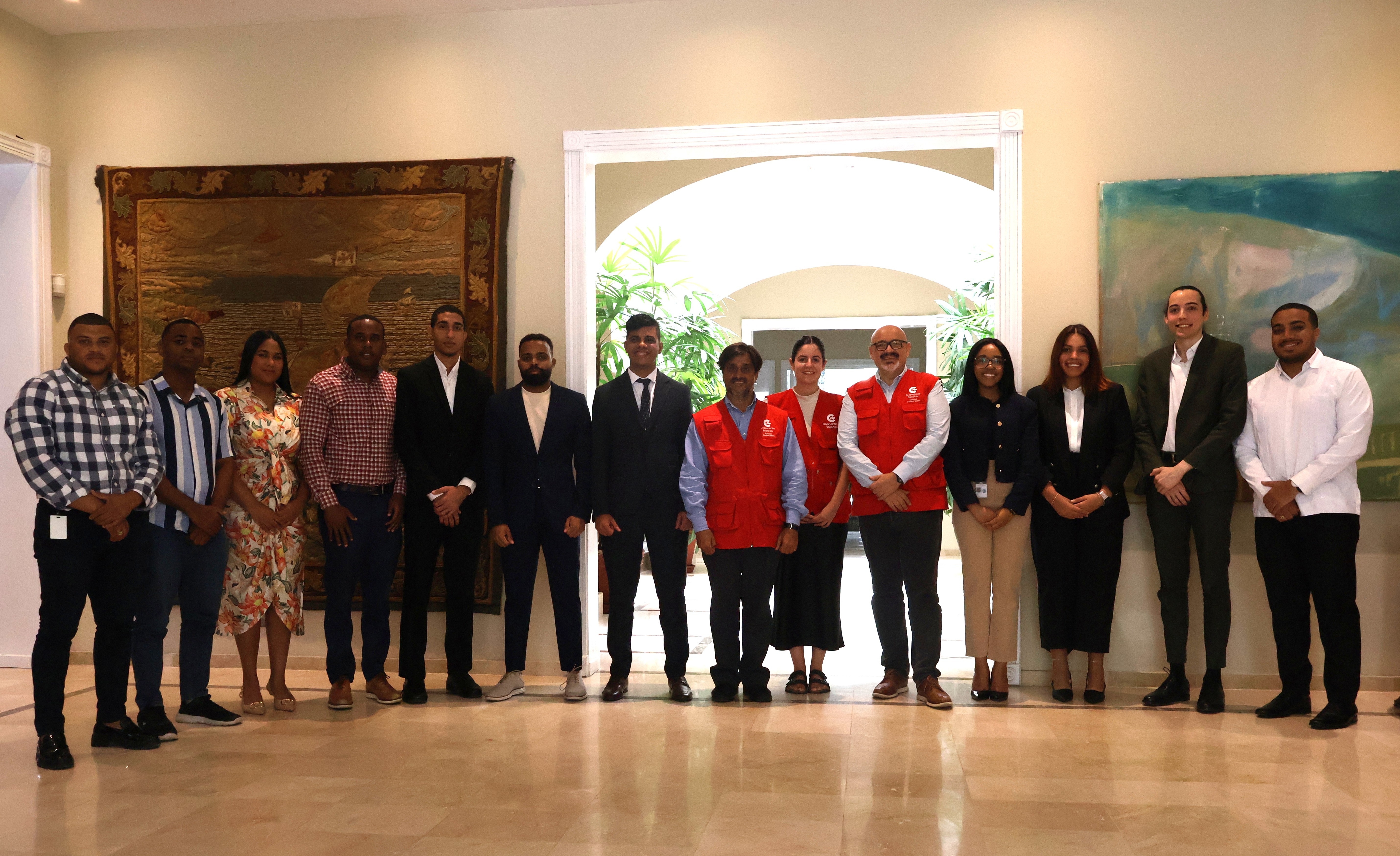 Becados dominicanos reunidos en la residencia oficial de la Embajada de España en RD