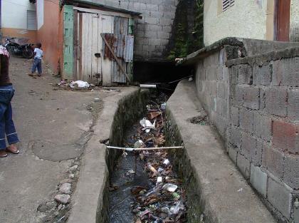 canales de agua en las calles