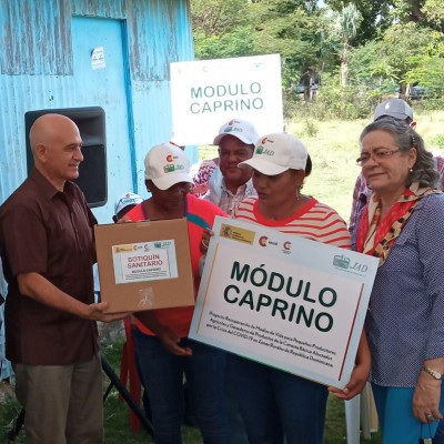 Grupo de personas con carteles de Módulo Caprino