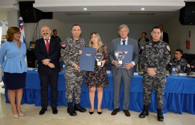 Representantes de la Policía Nacional y de AECID posando para fotografía