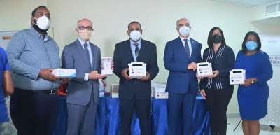 Grupo de personas mostrando protección personal contra COVID 19 