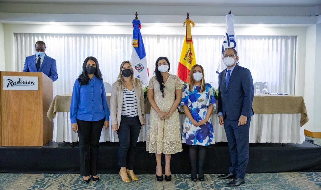 Representantes posando para fotografía