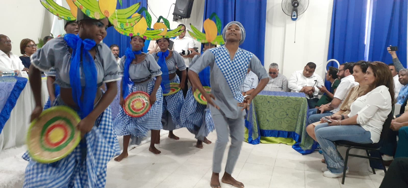 Bailando con trajes típicos de la región