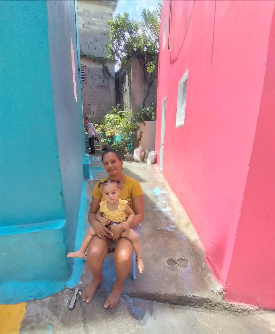 Mamá y bebé posando para fotografía